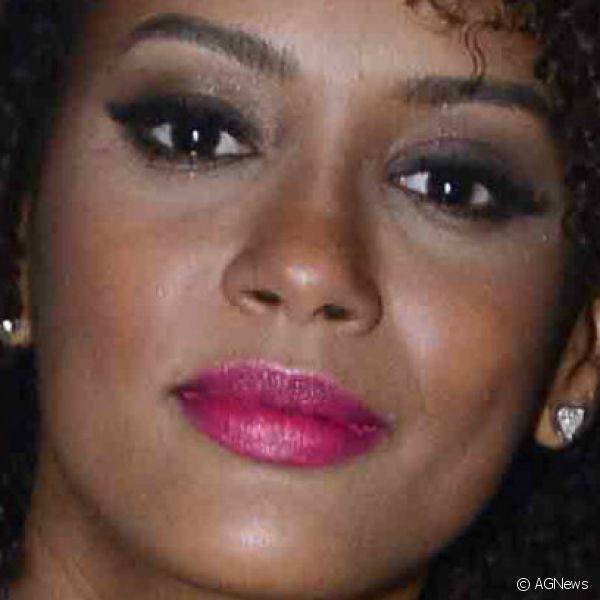 Taís Araújo foi mais uma a optar pelo batom rosa, que foi combinado a esfumado marrom, para evento de L'Oréal Paris